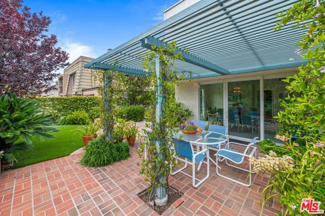 17152 Avenida De Santa Ynez, Pacific Palisades CA: https://media.crmls.org/mediaz/68544e0e-d4cb-41f3-b6c8-6f17ad70c508.jpg