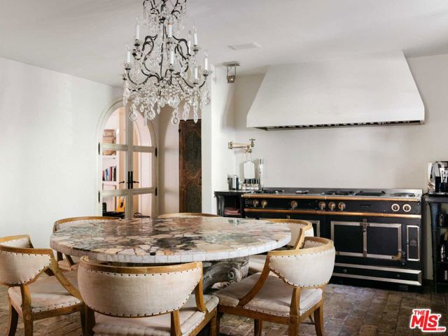 9606 Heather Road, Beverly Hills CA: https://media.crmls.org/mediaz/68575088-f611-4514-a962-335930bce1fc.jpg