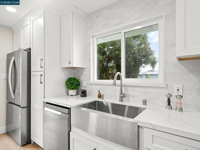 4285 Carter Ct, Concord CA: https://media.crmls.org/mediaz/6857fdc4-fd01-4bfc-8cae-b80a63b3a577.jpg