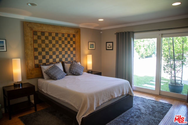 12818 Neon Way, Granada Hills CA: https://media.crmls.org/mediaz/685889bc-1d48-4dc7-92c4-30a4ce7e114c.jpg