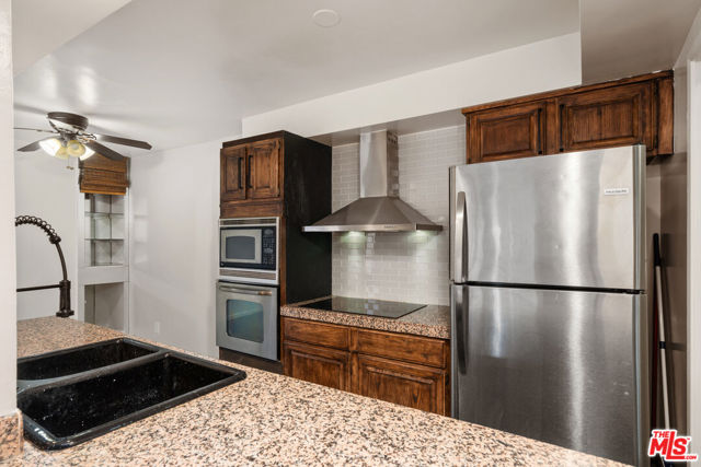 1010 Palm Avenue, West Hollywood CA: https://media.crmls.org/mediaz/6858fee5-178c-4f38-b7f7-7e6fb4750546.jpg
