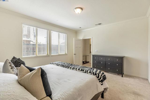 9315 Wild Lilac Cir, Sacramento CA: https://media.crmls.org/mediaz/6859fc74-79ff-4c30-b5b3-1af552304bde.jpg