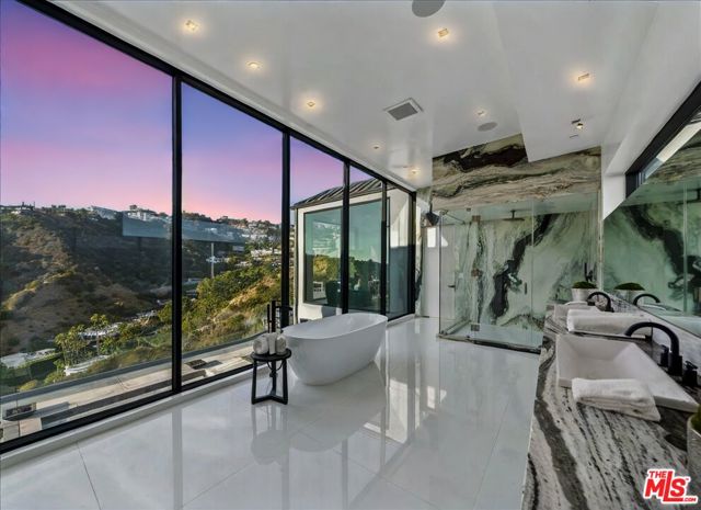 1565 Haslam Terrace, Los Angeles CA: https://media.crmls.org/mediaz/6859fd46-922d-4494-94fa-c42697bfbcc6.jpg