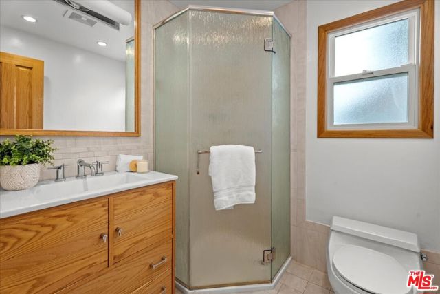 1620 18th Street, Manhattan Beach CA: https://media.crmls.org/mediaz/685a23e4-2793-4f3d-bd40-f0061ef6d6c7.jpg