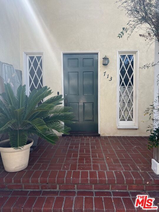 713 North DOHENY Drive photo 2