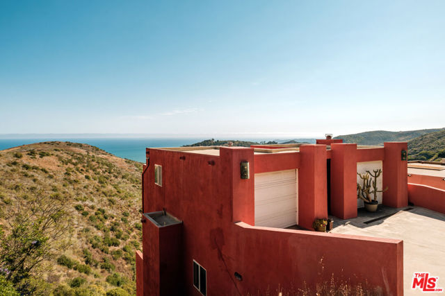 3029 Sequit Drive, Malibu CA: https://media.crmls.org/mediaz/685afa3e-72f1-4506-b33e-c08660eb043c.jpg