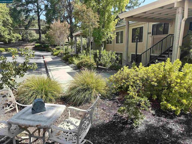 1601 Oakmont Dr, Walnut Creek CA: https://media.crmls.org/mediaz/685c5b30-d7c5-4d2b-b983-a31db694be79.jpg