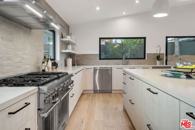 8400 Edwin Drive, Los Angeles CA: https://media.crmls.org/mediaz/685c82d3-ce6d-4d1f-9785-41eb4c5bf555.jpg