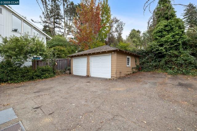 5810 Estates Dr, Oakland CA: https://media.crmls.org/mediaz/685d3b3c-9c43-4294-a1ee-1f52aed66e91.jpg