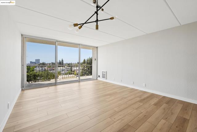 1 Kelton Ct, Oakland CA: https://media.crmls.org/mediaz/685d62d5-866e-4c6e-870d-813b8b0853e3.jpg