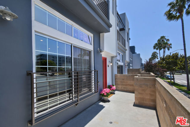 5350 Playa Vista Drive, Playa Vista CA: https://media.crmls.org/mediaz/685dbb58-8e70-4bdc-bf5f-cfbb5aa75650.jpg