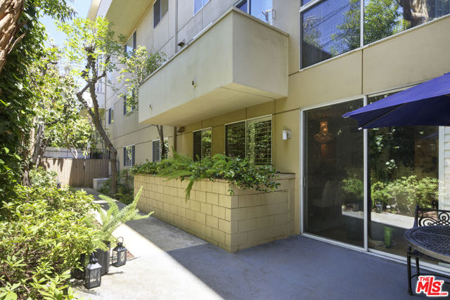 4949 Genesta Avenue, Encino CA: https://media.crmls.org/mediaz/685ddce1-7898-47a8-b43d-0382338977a0.jpg