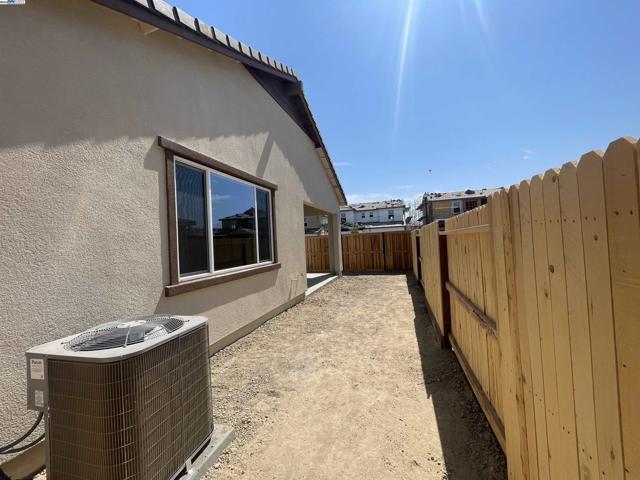 2161 Gentle Rain Drive, Roseville CA: https://media.crmls.org/mediaz/685e2477-f450-42fd-bce4-9d643f25758e.jpg