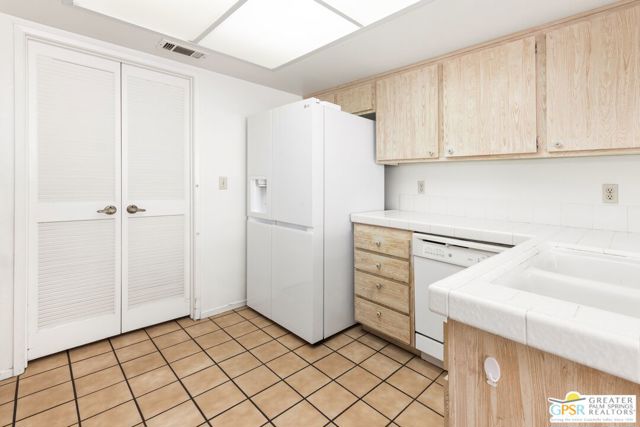 68541 Calle Alcazar, Cathedral City CA: https://media.crmls.org/mediaz/685e3ed3-a882-4348-91ff-6a6594817e5a.jpg