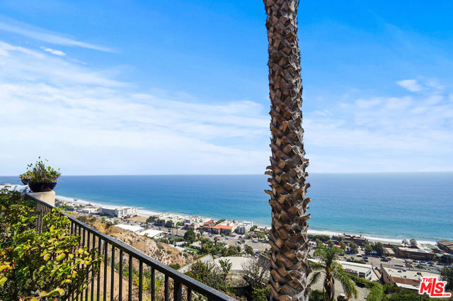22800 Beckledge Terrace, Malibu CA: https://media.crmls.org/mediaz/685f9304-7ad7-4f2b-99e9-90cb9b030c67.jpg