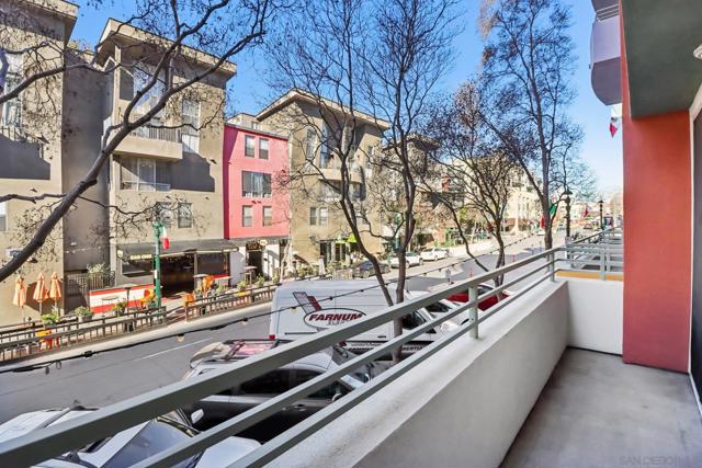 1501 India St, San Diego CA: https://media.crmls.org/mediaz/685fc0c1-cdec-4134-9b6c-1a2d6c266426.jpg