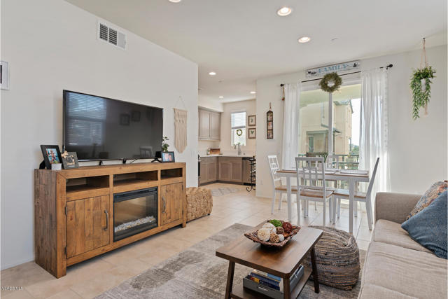 176 Sawbuck Street, Camarillo CA: https://media.crmls.org/mediaz/6860ad89-3050-4a3e-a903-004963c498d6.jpg