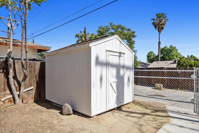 132 Center, Taft CA: https://media.crmls.org/mediaz/6860f16d-7541-416a-b515-7d2544cb2883.jpg