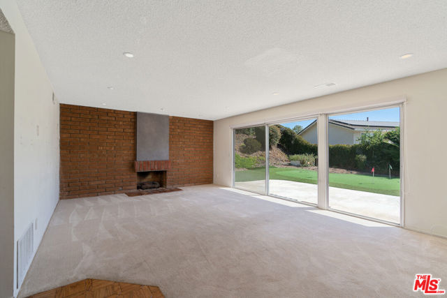 1943 Stonesgate Street, Westlake Village CA: https://media.crmls.org/mediaz/6861540c-e1e2-48e8-9c01-4d0cd95c8d41.jpg