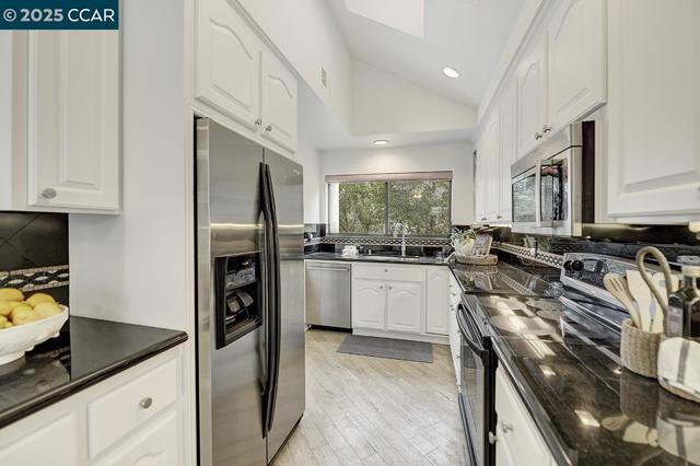 3535 Terra Granada Dr, Walnut Creek CA: https://media.crmls.org/mediaz/6862473c-f508-46d9-be14-f233ee55cfa1.jpg