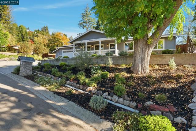 198 Pulido Rd, Danville CA: https://media.crmls.org/mediaz/6862bd46-e71f-4b79-9398-5b91a1d5fcf6.jpg