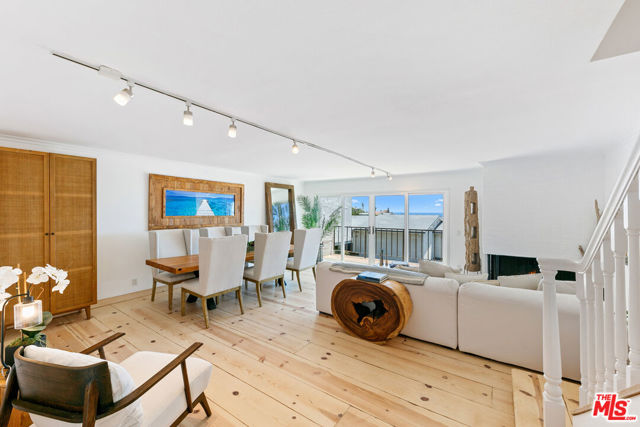 29672 Zuma Bay Way, Malibu CA: https://media.crmls.org/mediaz/6862d1a7-5cd0-43e6-80bd-dcf1d1e4bf20.jpg