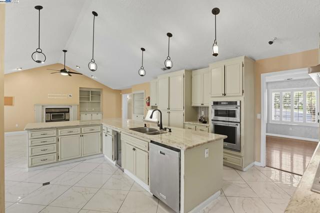 4470 Rolling Oaks Dr, Granite Bay CA: https://media.crmls.org/mediaz/6863145a-e31d-44d7-95c3-2f8b1bfcc816.jpg