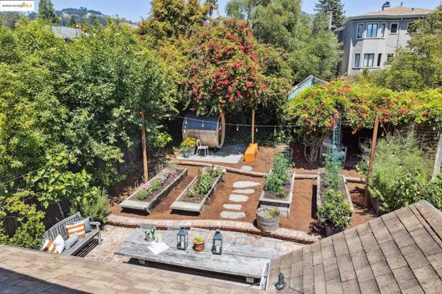 3019 Benvenue Ave, Berkeley CA: https://media.crmls.org/mediaz/686338ef-a18a-46d9-b347-14e88834f4e1.jpg