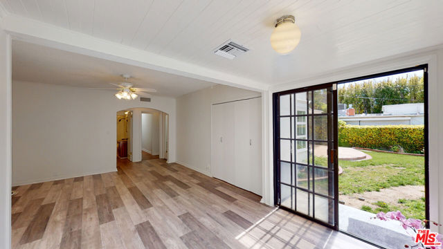 525 N Rexford Drive, Beverly Hills CA: https://media.crmls.org/mediaz/6863ea06-2ea5-4810-913e-142d092e098d.jpg