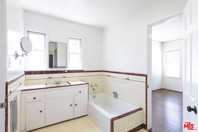 2547 Canyon Drive, Los Angeles CA: https://media.crmls.org/mediaz/6864413e-9c90-49f4-966d-89cabfad718d.jpg