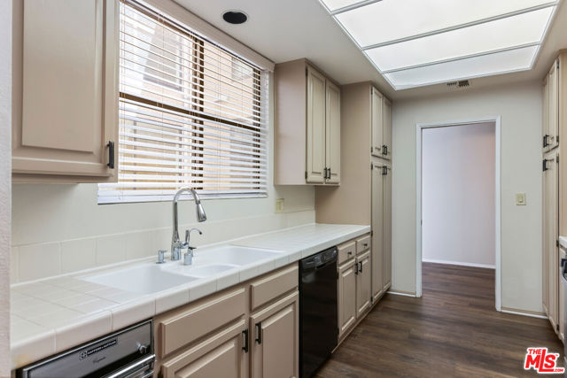 4641 Fulton Avenue, Sherman Oaks CA: https://media.crmls.org/mediaz/6864cb91-191f-422f-9678-f3d0ea83d682.jpg