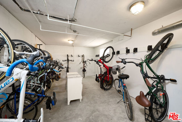 1228 14th Street, Santa Monica CA: https://media.crmls.org/mediaz/6865536a-67b3-4480-bc72-9f68fbe72503.jpg
