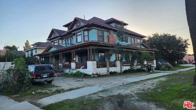 3977 S Budlong Avenue, Los Angeles CA: https://media.crmls.org/mediaz/6865c5f3-0d9c-4b49-bbb2-873c3a01700f.jpg