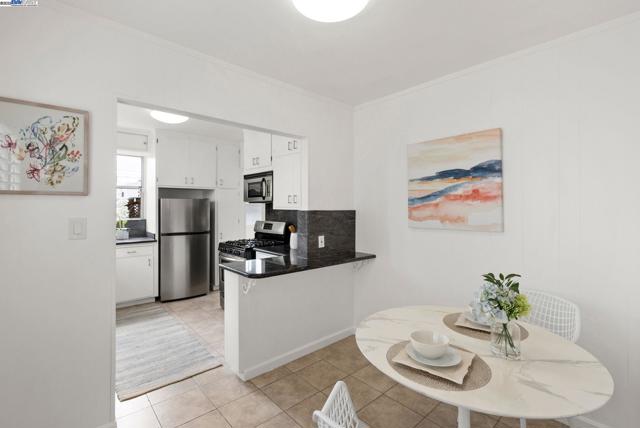 2806 Clay St, Alameda CA: https://media.crmls.org/mediaz/6866723a-6c1f-4a88-b034-714ae2b602e3.jpg