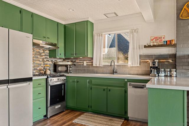 720 Buckingham Sq, Lake Arrowhead CA: https://media.crmls.org/mediaz/6866de4d-a4d2-4452-80f4-746807c0d74e.jpg