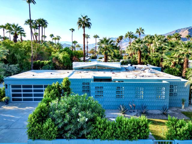 1055 E Granvia Valmonte, Palm Springs CA: https://media.crmls.org/mediaz/68676cbd-0cc7-46a6-93cb-beba30cf5cd0.jpg