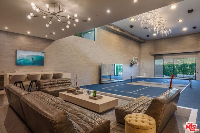 2571 Wallingford Drive, Beverly Hills CA: https://media.crmls.org/mediaz/686771e7-e763-47f6-b8fe-d04ae8330554.jpg