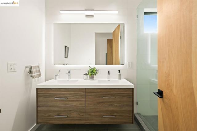 3317 Harrison St, Oakland CA: https://media.crmls.org/mediaz/6867a94e-ef30-4604-bd8f-a9333b79dfa8.jpg