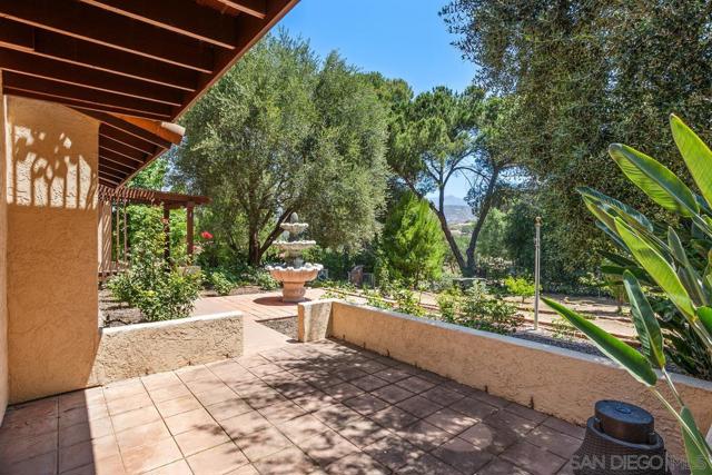 14210 Tierra Bonita Road, Poway CA: https://media.crmls.org/mediaz/68680417-446e-4133-be0e-1c5952e02685.jpg