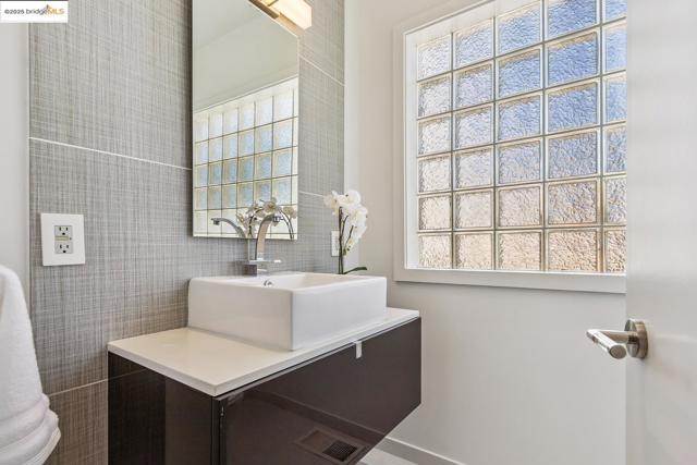2912 Hillside DR, Burlingame CA: https://media.crmls.org/mediaz/68680a8c-b713-42b9-8b22-6e39f9c8e8d6.jpg