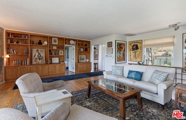 13490 Firth Drive, Beverly Hills CA: https://media.crmls.org/mediaz/686969e9-a416-41d3-a937-7ae09a473bba.jpg