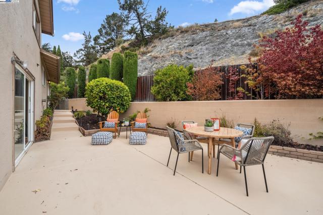 598 CRESTMONT DRIVE, Oakland CA: https://media.crmls.org/mediaz/68697fb4-1537-46aa-9cf1-0327aadb930c.jpg