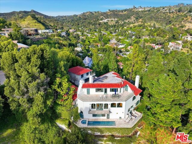 1284 Lago Vista Drive, Beverly Hills CA: https://media.crmls.org/mediaz/686a444a-993f-43cc-8804-dce00863d7d9.jpg