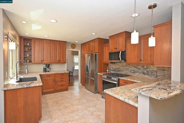 594 Morning Glory Dr, Benicia CA: https://media.crmls.org/mediaz/686a8d91-bc35-4a35-b209-a30f42a24434.jpg