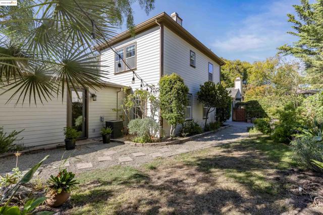 1027 Azuar Drive, Vallejo CA: https://media.crmls.org/mediaz/686b2134-4ff3-42de-bb04-a7d555ac2625.jpg