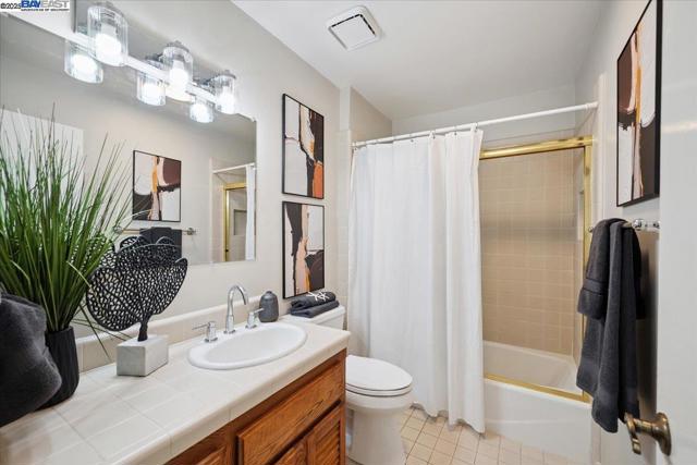 3186 Berkshire Ct, Pleasanton CA: https://media.crmls.org/mediaz/686c290c-fc14-450f-868b-ffd4c3fb0e93.jpg