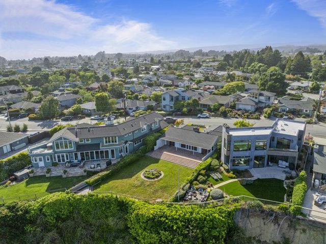 4750 Opal Cliff Drive, Santa Cruz CA: https://media.crmls.org/mediaz/686c3bf1-59d6-4ec5-aad7-d4fb8a413585.jpg