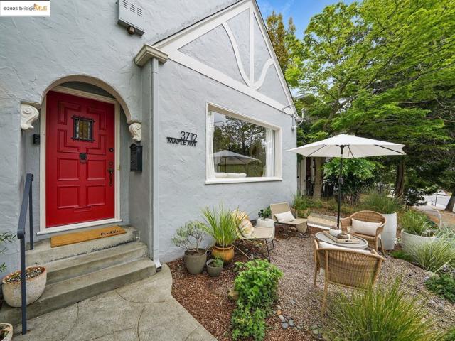 3712 Maple AVE, Oakland CA: https://media.crmls.org/mediaz/686cec41-fab6-4b3c-a6da-50def0606b45.jpg