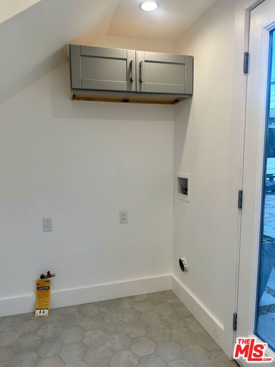 5414 S Mullen Avenue, Los Angeles CA: https://media.crmls.org/mediaz/686d5199-1313-4002-a363-305194ca2e71.jpg