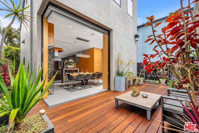 749 Oxford Ave Avenue, Venice CA: https://media.crmls.org/mediaz/686d7754-b0e0-4ba4-87d0-4af3718c4339.jpg
